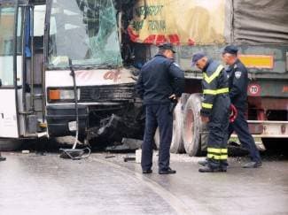 Sudar školskog autobusa i kamiona, ima ozlijeđenih (video)
