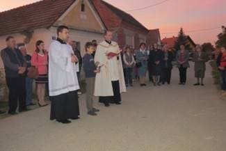 Mještani Šeovaca procesijom proslavili obnovu zvonika i križa