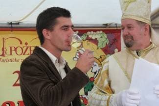Fešta uz vino, kobasice i tamburaše (foto)