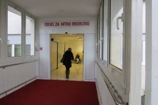 Viličar udario u skelu, radnik pao i teško se ozlijedio