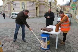 Nezadovoljni građani udarali u bačvu