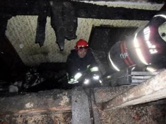Zapalio se dimnjak na kući, vatra zahvatila krovište (foto)