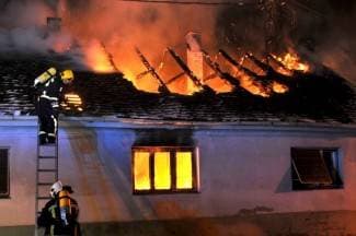 Izgorjela kuća od trstike, vatrogasci spasili što su mogli (foto)