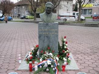Položeni vijenci pred bistama Franji Tuđmanu