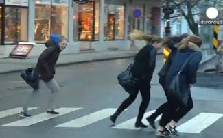Ono kad ti vjetar ne dozvoljava da prijeđeš cestu (video)