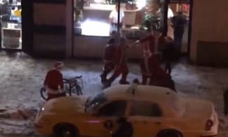 Masovna tučnjava djeda mrazova na newyorškim ulicama (video)