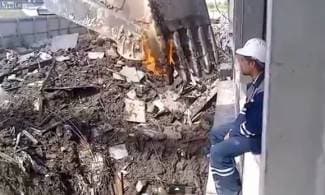 Ovako ruski zidari pale cigaretu (video)