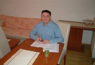 Svoje pjesme poklanja prolaznicima i policiji