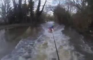 Britanac surfa poplavljenom cestom (video)