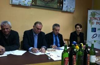 Posjetiteljima nude vino, švargl, čvarke i druge domaće specijalitete