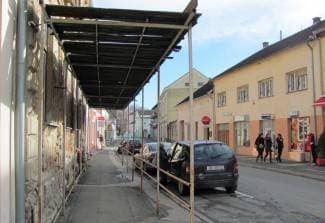 Grad će zatražiti uklanjanje opasne skele ispred zgrade HZZO-a