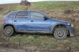 Ukradeni automobil pronađen u kanalu, počinitelj u bijegu