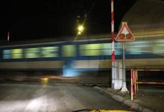 Sada vlak mora propustiti automobile na ovom prijelazu