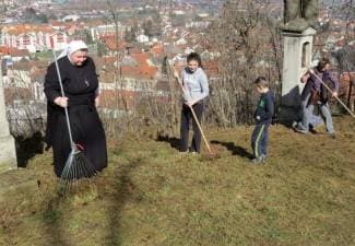 I staro i mlado: Župljani u akciji čišćenja Kalvarije (foto)