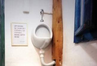 Da bi udovoljio inspekciji ugostitelj podigao pisoar do stropa (foto)