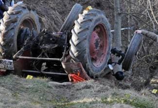 Prevrnuo se traktorom u dvorištu