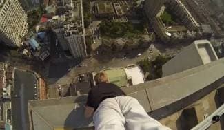 Na vrhu nebodera radi stoj na rukama bez zaštite (video)
