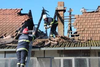 Izbio požar na obiteljskoj kući, izgorjelo krovište (foto)