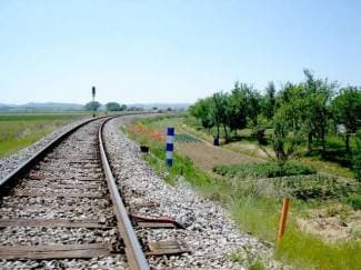 Iščupali prometni znak i ostavili ga na pruzi