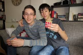 Karlo i Petar Rubikovu kocku slažu jednom rukom, čak i žmireći