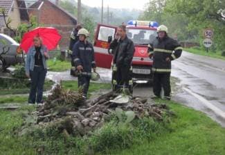 Kusonje pod vodom: Potopljena dvorišta, usjevi i dio ceste (foto)