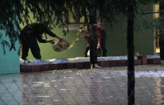 Voda blokirala cestu, potopila dvorišta i došla do kuća (foto)