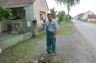 Podrumi im potopljeni fekalijama dok čekaju priključak (video)