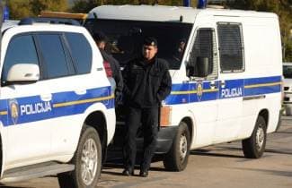 Šakom udario policajca pa pokušao pobjeći