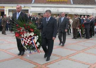 Županijski čelnici položili vijence na spomenik braniteljima