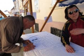 Gluhi i nagluhi se peticijom bore za svoja pomagala