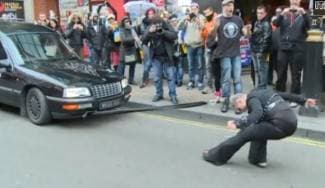 Privezala automobil za kosu i vukla ga 20 metara (video)