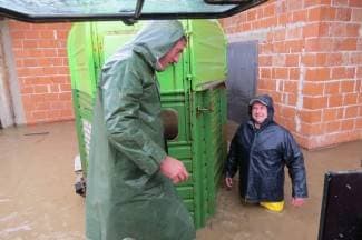 Spašavali krave zarobljene u štali, voda prodire do kuća (foto)