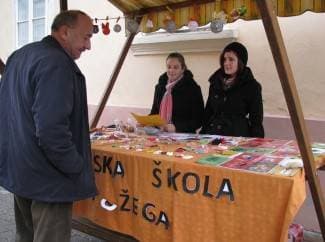 Učenici prikupljaju hranu i potrepštine za siromašne