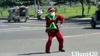Djed Božićnjak plesom kontrolira promet (video)