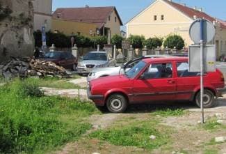 U središtu grada: Divlje parkiralište, drvarnica i javni WC