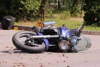 Motociklist (44) sletio s ceste, udario u stablo i teško se ozlijedio