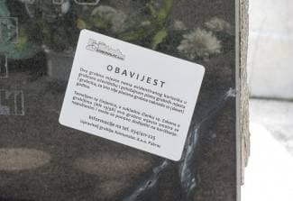 Naljepnice na grobovima razljutile građane, ali ispunjavaju svrhu