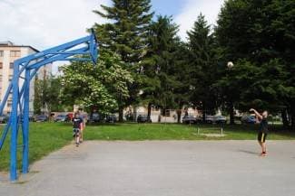 U nedostatku koša gađaju rupu u metalnoj konstrukciji