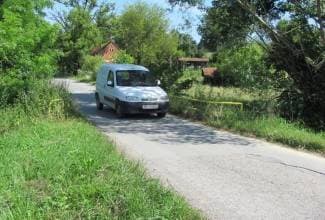 Visoka i nepokošena trava prijeti sigurnosti vozača (foto)