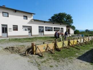 Gradi se ograda uz društveni dom, uskoro i parkiralište
