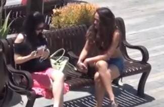 Pokušala poljubiti nepoznate djevojke, evo kako su reagirale (video)