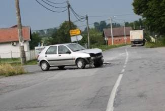 Sudar automobila i kamiona, nije bilo ozlijeđenih (foto)