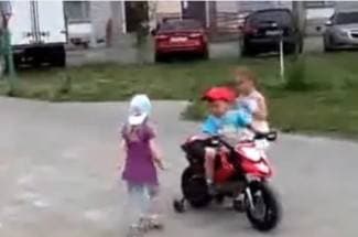 Djevojke padaju na dobar motocikl, a tu je i dokaz (video)