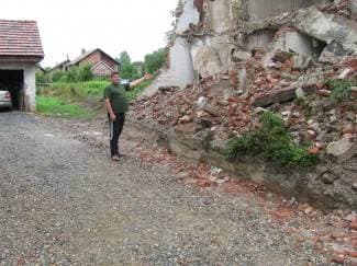 Zvali vatrogasce: Zid visok 10 metara skoro im se srušio na kuću