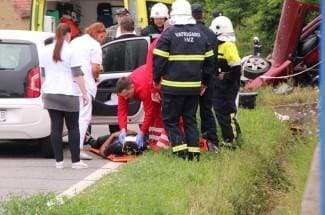 Teško ozlijeđeni: Sletjeli Renaultom i prevrnuli se na krov (foto)