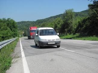 Zbog brojnih ulegnuća i izbočenja cesta je opasna za vožnju