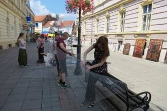 Požeški umjetnici svoje radove izložili u pješačkoj zoni (foto)