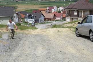U Držićevoj ulici propada asfalt, u Gundulićevoj ga čekaju godinama