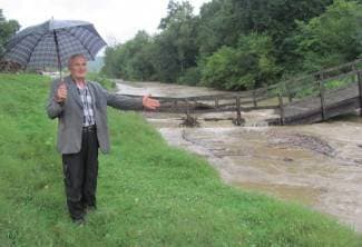 Uništeni most odolijeva Pakri: Uklonit će ga narednih dana (foto)