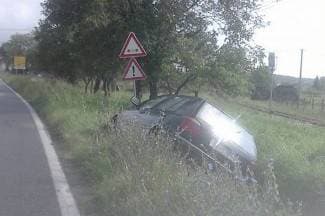 Izgubio nadzor nad Golfom pa sletio u kanal